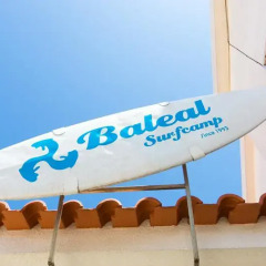 Отель Baleal Surf Camp