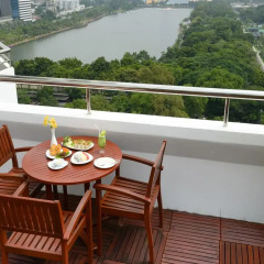 Отель Centre Point Sukhumvit 10 балкон
