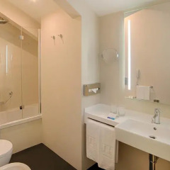 Отель NH Genova Centro 4* Стандартный номер с двуспальной кроватью фото 4