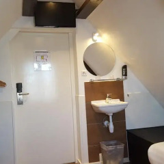Hotel Old Quarter 2* Стандартный номер с 2 отдельными кроватями (общая ванная комната)