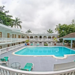 Отель The Gardenia Resort бассейн