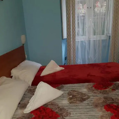Român Holidays Hostel Стандартный номер с 2 отдельными кроватями (общая ванная комната) фото 4