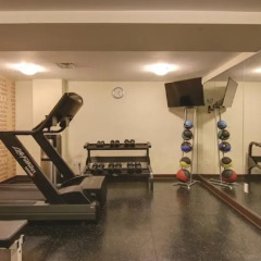 Отель La Quinta Inn & Suites Oshawa фитнесс-зал фото 3