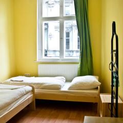 Frolic Goats Hostel Стандартный номер с 2 отдельными кроватями (общая ванная комната)