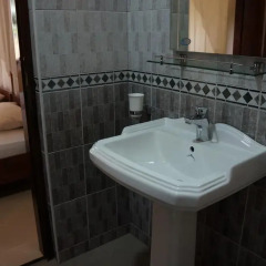 Отель The Tandem Guesthouse Шри-Ланка, Хиккадува - отзывы, цены и фото номеров - забронировать отель The Tandem Guesthouse онлайн ванная фото 2