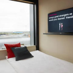 Отель citizenM Schiphol Airport 4* Стандартный номер с двуспальной кроватью фото 2