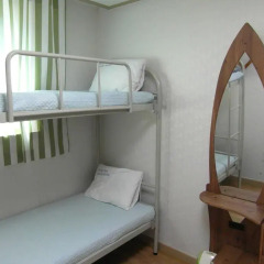 Отель Hongdae Family Housetel 2 Кровать в женском общем номере с двухъярусной кроватью