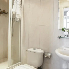 Отель AinB B&B Eixample-Muntaner Испания, Барселона - 4 отзыва об отеле, цены и фото номеров - забронировать отель AinB B&B Eixample-Muntaner онлайн ванная фото 3
