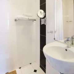 Отель Hôtel Tour Eiffel 2* Стандартный номер с различными типами кроватей фото 2