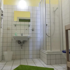 Отель Hostel Lollis Homestay Dresden Германия, Дрезден - 1 отзыв об отеле, цены и фото номеров - забронировать отель Hostel Lollis Homestay Dresden онлайн ванная фото 2