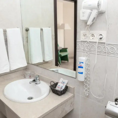 Отель Roc Lago Rojo - Adults recommended Испания, Торремолинос - 1 отзыв об отеле, цены и фото номеров - забронировать отель Roc Lago Rojo - Adults recommended онлайн ванная
