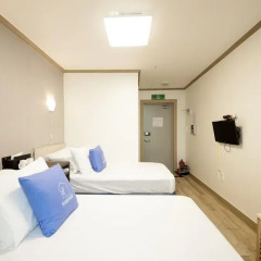Отель K-guesthouse Sinchon 2 2* Номер Делюкс с 2 отдельными кроватями фото 4