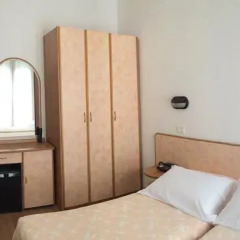 Hotel Little Римини сейф в номере