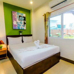 Отель Baan Yuyen Karon Guesthouse 2* Улучшенный номер разные типы кроватей фото 32