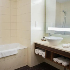 Отель Best Western Premier Sofia Airport Hotel Болгария, София - 1 отзыв об отеле, цены и фото номеров - забронировать отель Best Western Premier Sofia Airport Hotel онлайн ванная фото 2