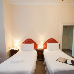 The Courtlands Hotel 3* Стандартный семейный номер с двуспальной кроватью