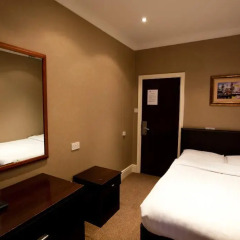 Newham Hotel 2* Номер с общей ванной комнатой с различными типами кроватей (общая ванная комната)