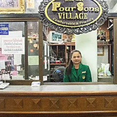 Отель Four Sons Village гостиничный бар