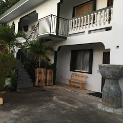 Отель Travelers Bed and Rest 1Bedroom парковка