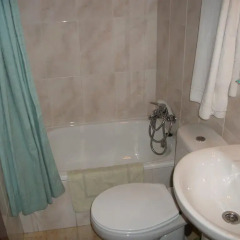 Отель Hostal Alfaro Мадрид ванная