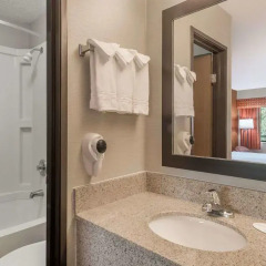 Отель Days Inn by Wyndham Columbus Fairgrounds 2* Стандартный номер с различными типами кроватей фото 8