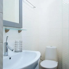 Гостиница Royal Apartment On Bazhanova 11 A Украина, Харьков - отзывы, цены и фото номеров - забронировать гостиницу Royal Apartment On Bazhanova 11 A онлайн ванная фото 2