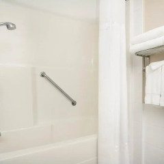 Отель Days Inn & Suites Langley 2* Стандартный номер с различными типами кроватей