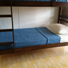 Alice Semporna Backpackers Hostel Кровать в мужском общем номере с двухъярусной кроватью фото 2