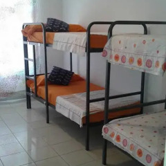 Отель Go Bcn Hostal Ideal Badal Стандартный семейный номер с двуспальной кроватью (общая ванная комната) фото 9