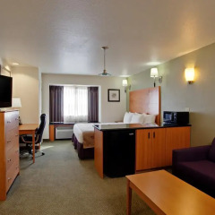 Отель La Quinta Inn & Suites Tulare удобства в номере