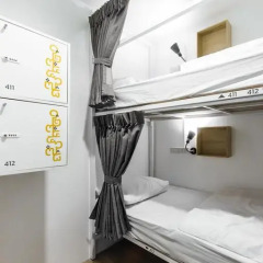 Отель LiveItUp Asok by D Varee Кровать в общем номере фото 15