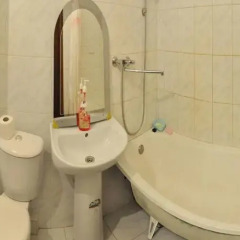 Гостиница 5 Stars Apartments - Tyumen в Тюмени отзывы, цены и фото номеров - забронировать гостиницу 5 Stars Apartments - Tyumen онлайн Тюмень ванная фото 2