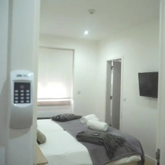 Отель Lisbon Terrace Suites - Guest House сейф в номере