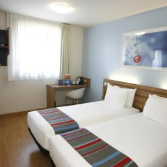 Отель Travelodge Barcelona Poblenou Стандартный номер с различными типами кроватей фото 16