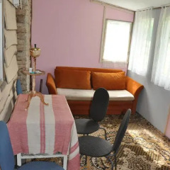 Гостиница Holiday House On Zavodskaya 6 в Изборске отзывы, цены и фото номеров - забронировать гостиницу Holiday House On Zavodskaya 6 онлайн Изборск комната для гостей фото 2