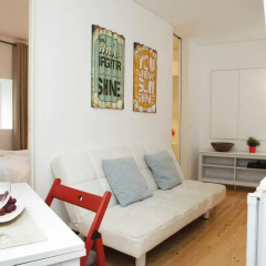 Отель Alfama Yellow House 2* Улучшенные апартаменты с различными типами кроватей фото 15