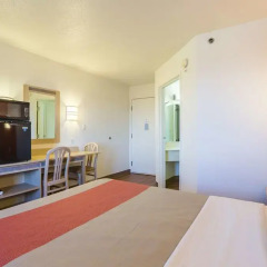Отель Motel 6 Dale 2* Стандартный номер с различными типами кроватей фото 5