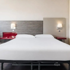 Отель ILUNION Barcelona 4* Стандартный номер с различными типами кроватей фото 27