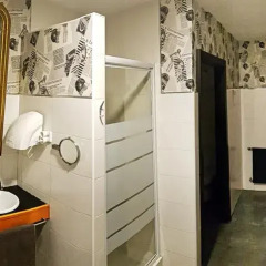 Отель Hostels MeetingPoint 2* Стандартный номер с 2 отдельными кроватями (общая ванная комната) фото 3