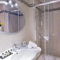 Отель Hôtel Vacances Bleues Le Royal Франция, Ницца - 4 отзыва об отеле, цены и фото номеров - забронировать отель Hôtel Vacances Bleues Le Royal онлайн ванная