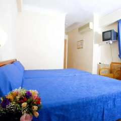 Отель Hostal La Lonja Стандартный номер с различными типами кроватей фото 2