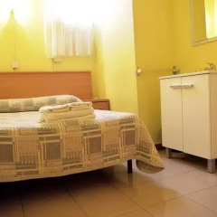 Отель Hostal Delfos Стандартный номер с двуспальной кроватью (общая ванная комната)