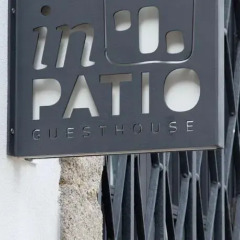 Отель inPatio GuestHouse сейф в номере