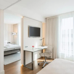 Отель NH Collection Berlin Mitte Am Checkpoint Charlie 4* Улучшенный номер с двуспальной кроватью фото 8