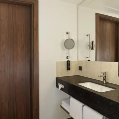 Отель Reichshof Hamburg, Curio Collection by Hilton 4* Номер Medium с двуспальной кроватью фото 7