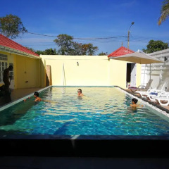 Отель Barefeet Naturist Resort бассейн