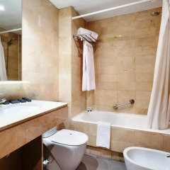 Отель Viladomat Managed by Silken Испания, Барселона - 11 отзывов об отеле, цены и фото номеров - забронировать отель Viladomat Managed by Silken онлайн ванная фото 2