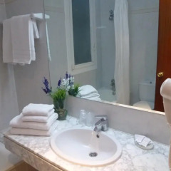 Aneto Hotel Стандартный номер с 2 отдельными кроватями (общая ванная комната) фото 2