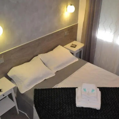 Отель Hostal Meyra сейф в номере