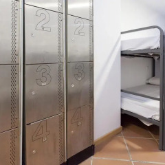 Galaxy Star Hostel Barcelona сейф в номере